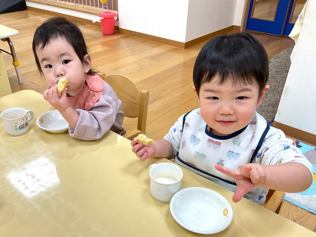 くじら保育園 天王寺園で、朝のおやつを食べて過ごす園児たち