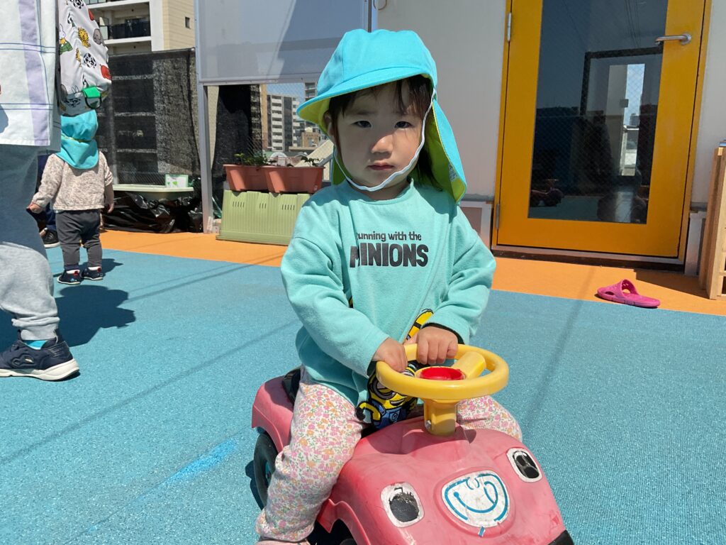 慣らし保育の様子　初めての屋上遊び　保育園　大阪　くじら保育園　202604-5