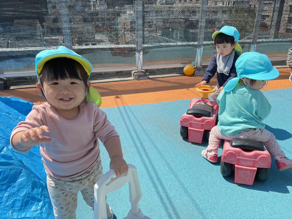 慣らし保育の様子　初めての屋上遊び　保育園　大阪　くじら保育園　202604-4
