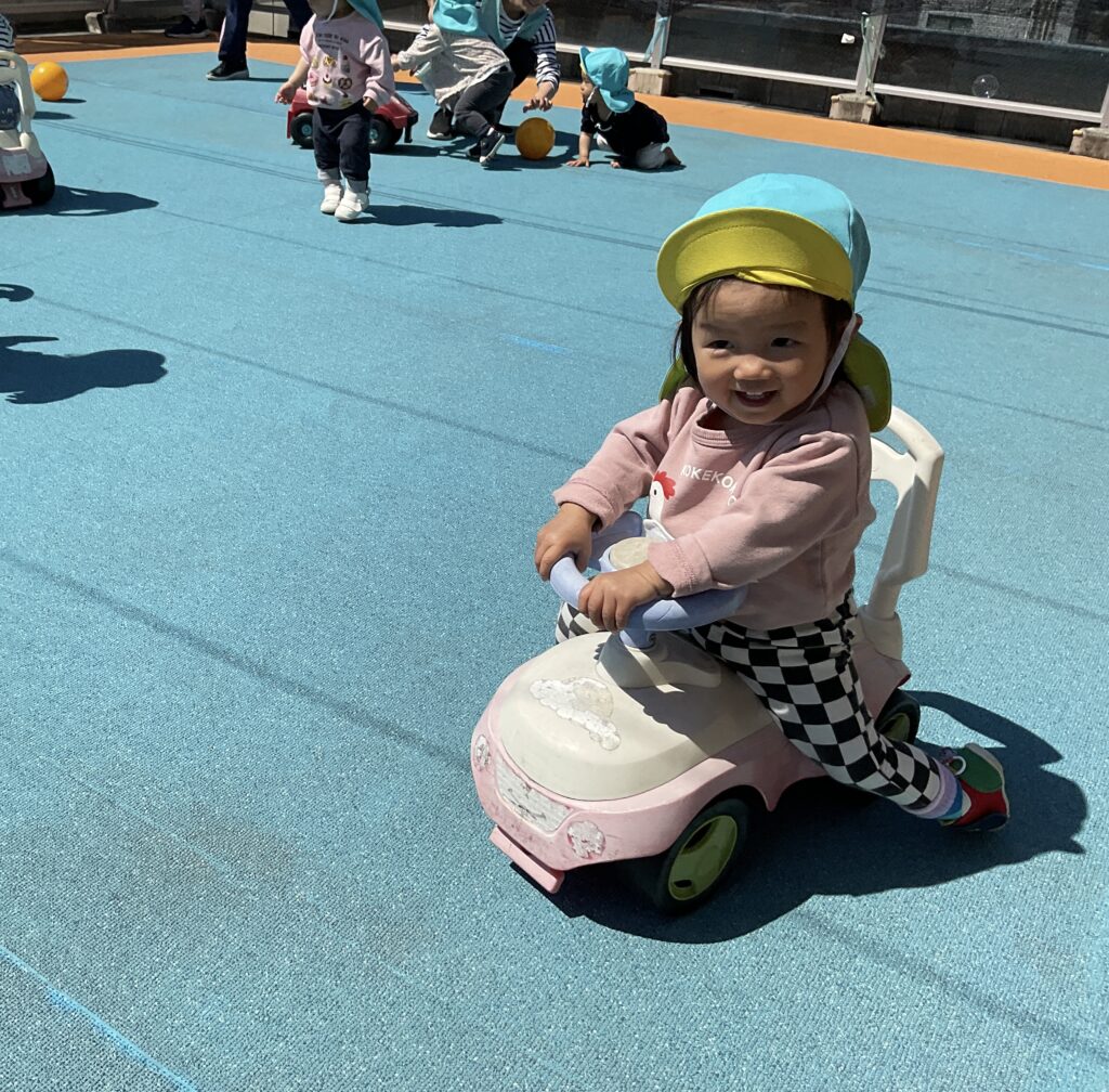 慣らし保育の様子　初めての屋上遊び　保育園　大阪　くじら保育園　202604-3