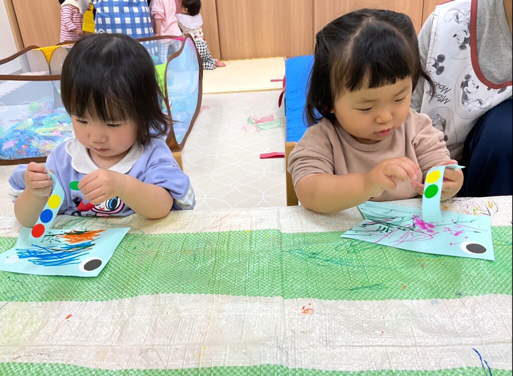 保育園こどもの日製作でこいのぼり　大阪　くじら保育園　202605-4