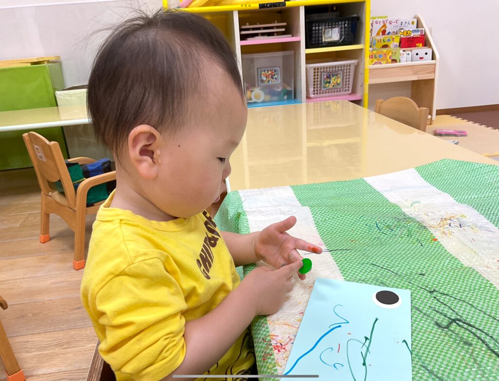 保育園こどもの日製作でこいのぼり　大阪　くじら保育園　202605-3