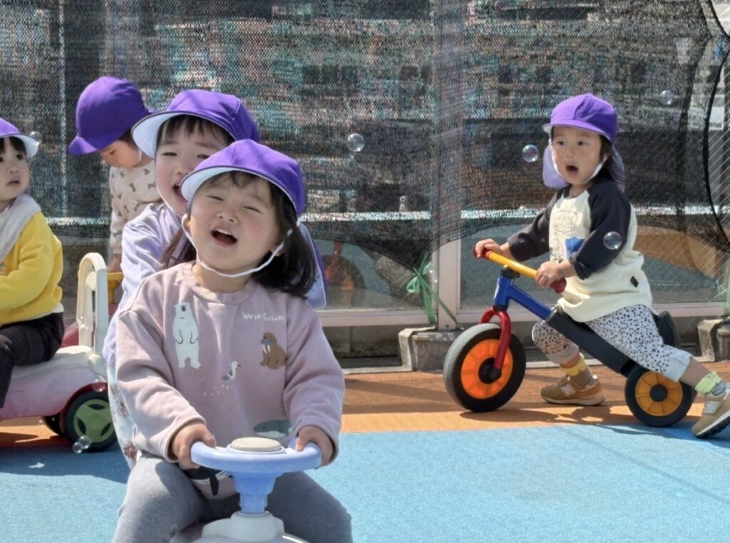春の陽気に包まれた屋上遊び　保育園　大阪　くじら保育園　202604-1