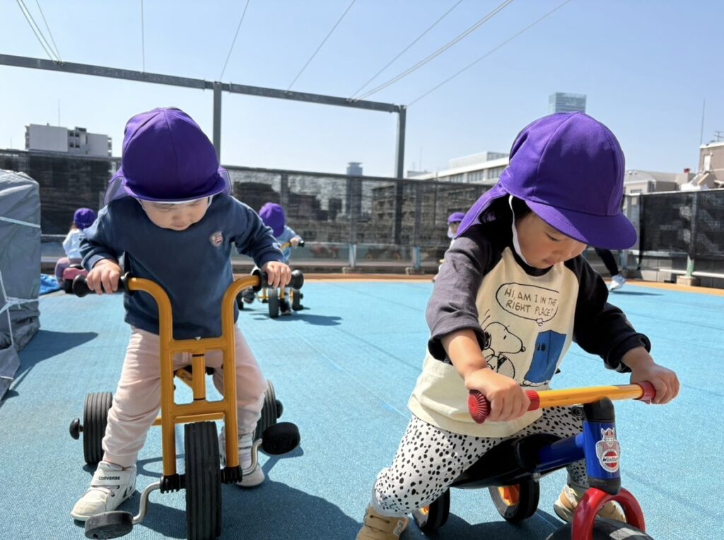 春の陽気に包まれた屋上遊び　保育園　大阪　くじら保育園　202604-2