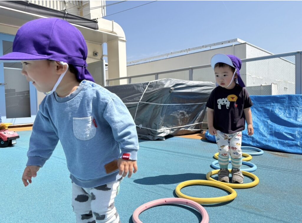 春の陽気に包まれた屋上遊び　保育園　大阪　くじら保育園　202604-3