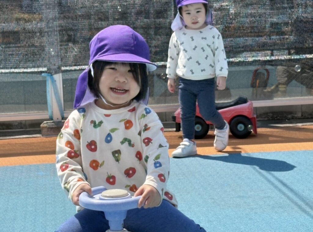春の陽気に包まれた屋上遊び　保育園　大阪　くじら保育園　202604-4