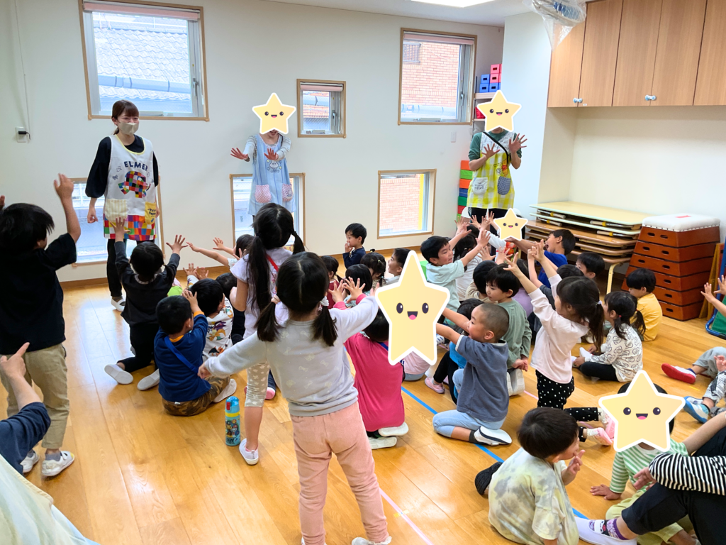 縦割り保育で交流を楽しむ子供たち　
大阪　くじら保育園　202605-1
