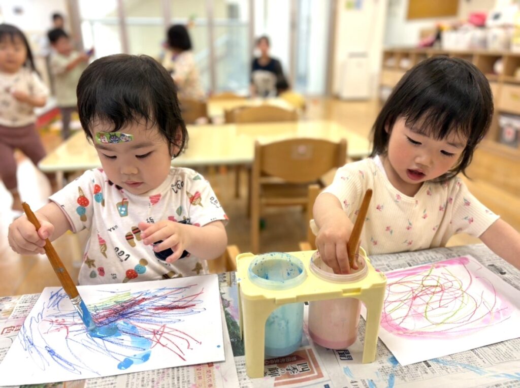 絵本「しろくまのパンツ」ではじき絵製作 大阪 保育園 くじら保育園 202605-1