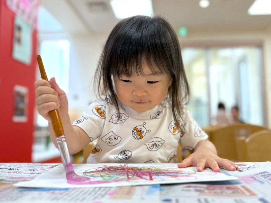 絵本「しろくまのパンツ」ではじき絵製作 大阪 保育園 くじら保育園 202605-2
