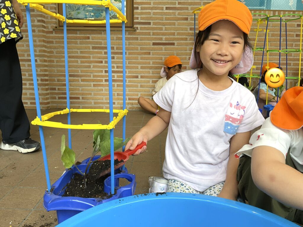 保育園で夏野菜の栽培 なすびの苗植え 大阪 くじら保育園 202605-2