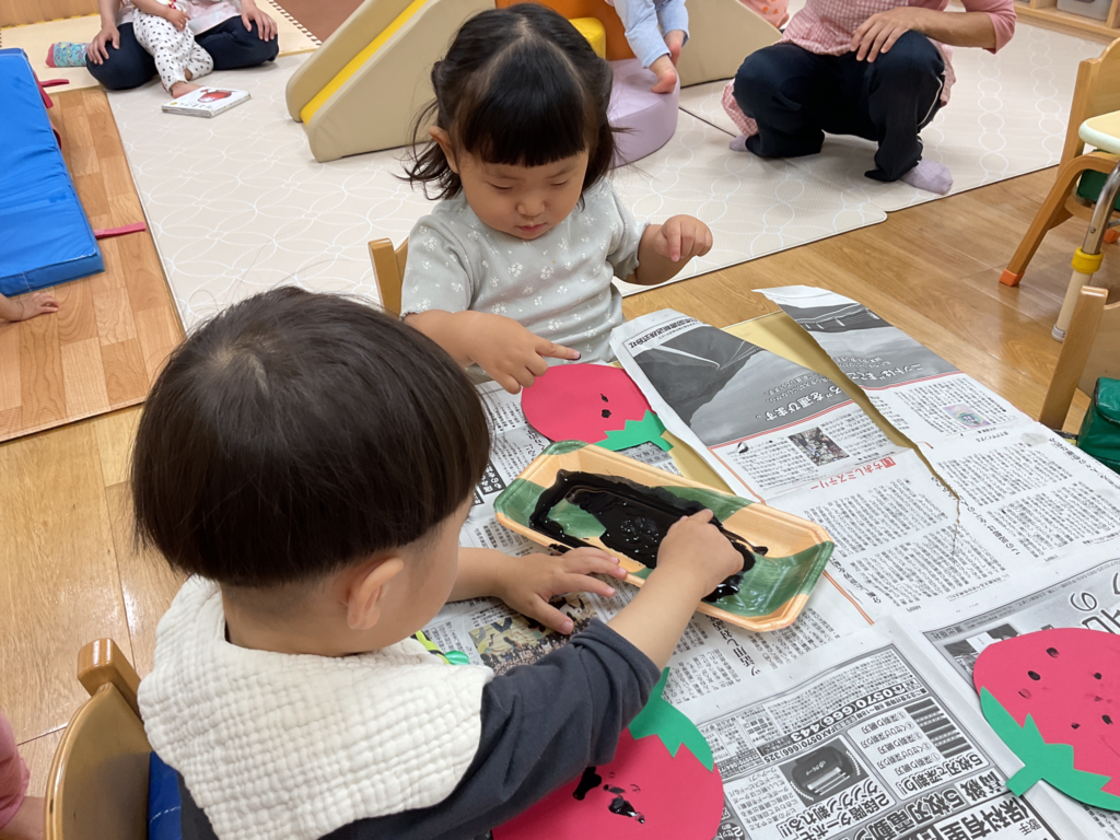 保育園でいちご狩りごっこ 大阪 くじら保育園 202605-5