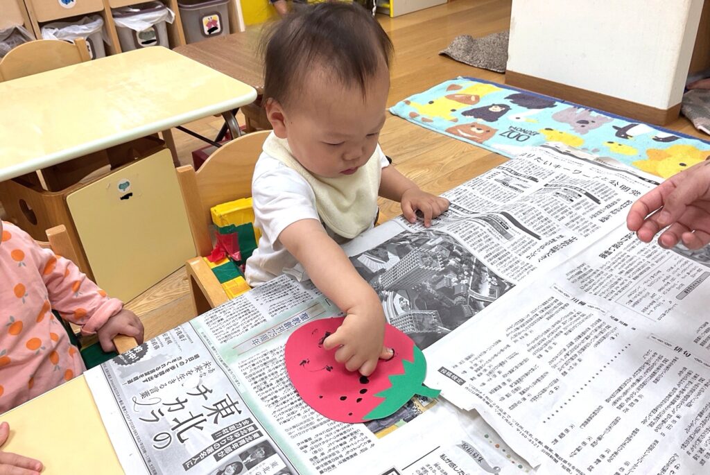 保育園でいちご狩りごっこ 大阪 くじら保育園 202605-4
