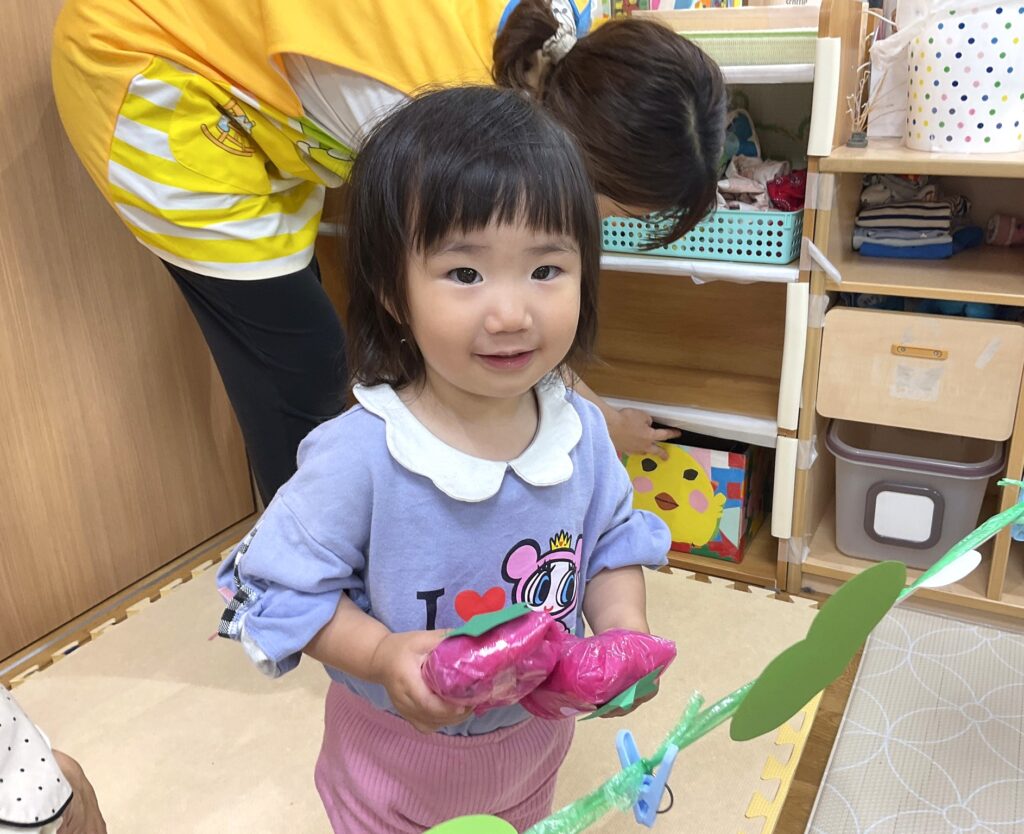 保育園でいちご狩りごっこ 大阪 くじら保育園 202605-2
