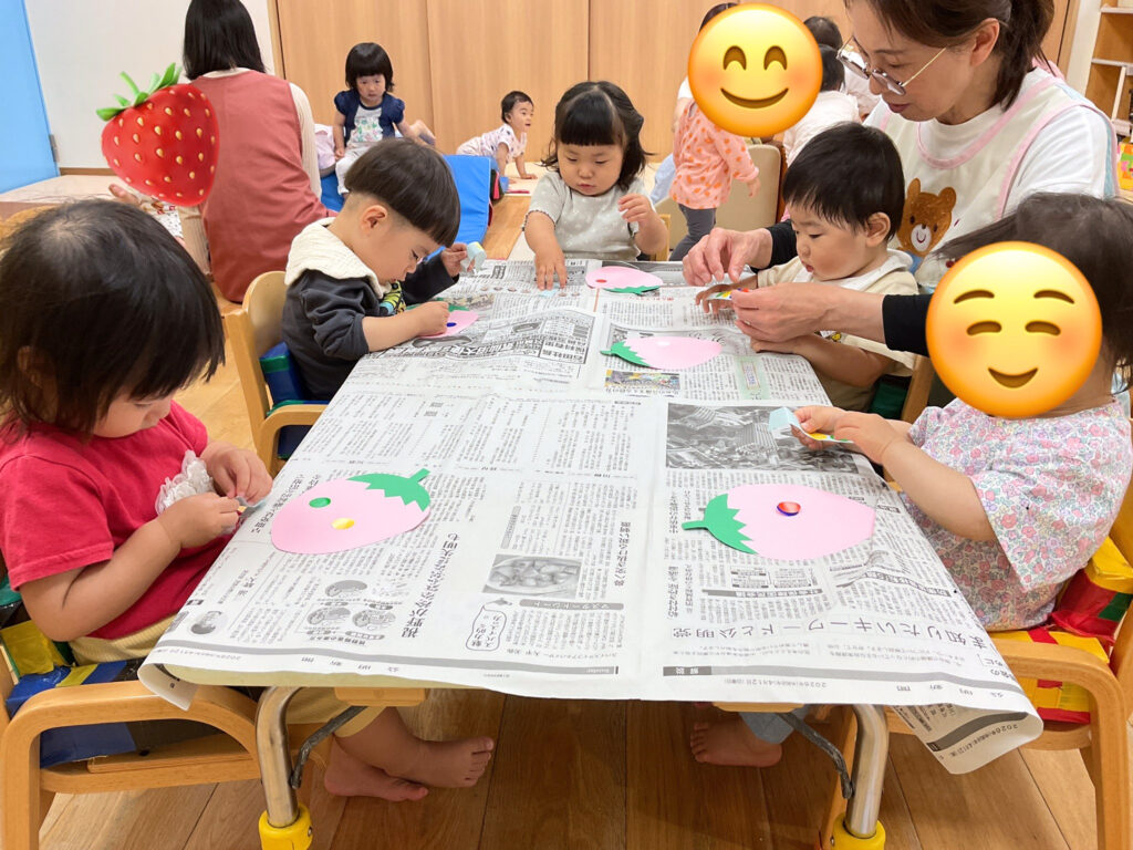保育園でいちご狩りごっこ 大阪 くじら保育園 202605-3