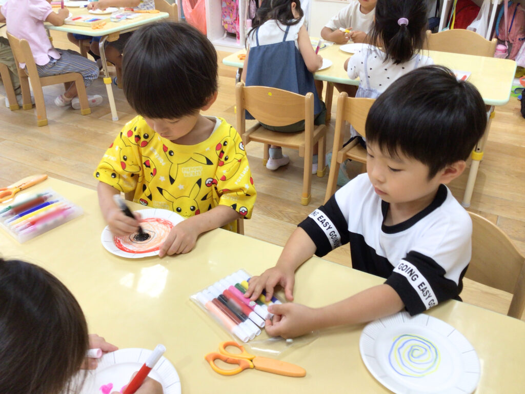 ストローで回すコマ作り　大阪　保育園　くじら保育園　202606-1