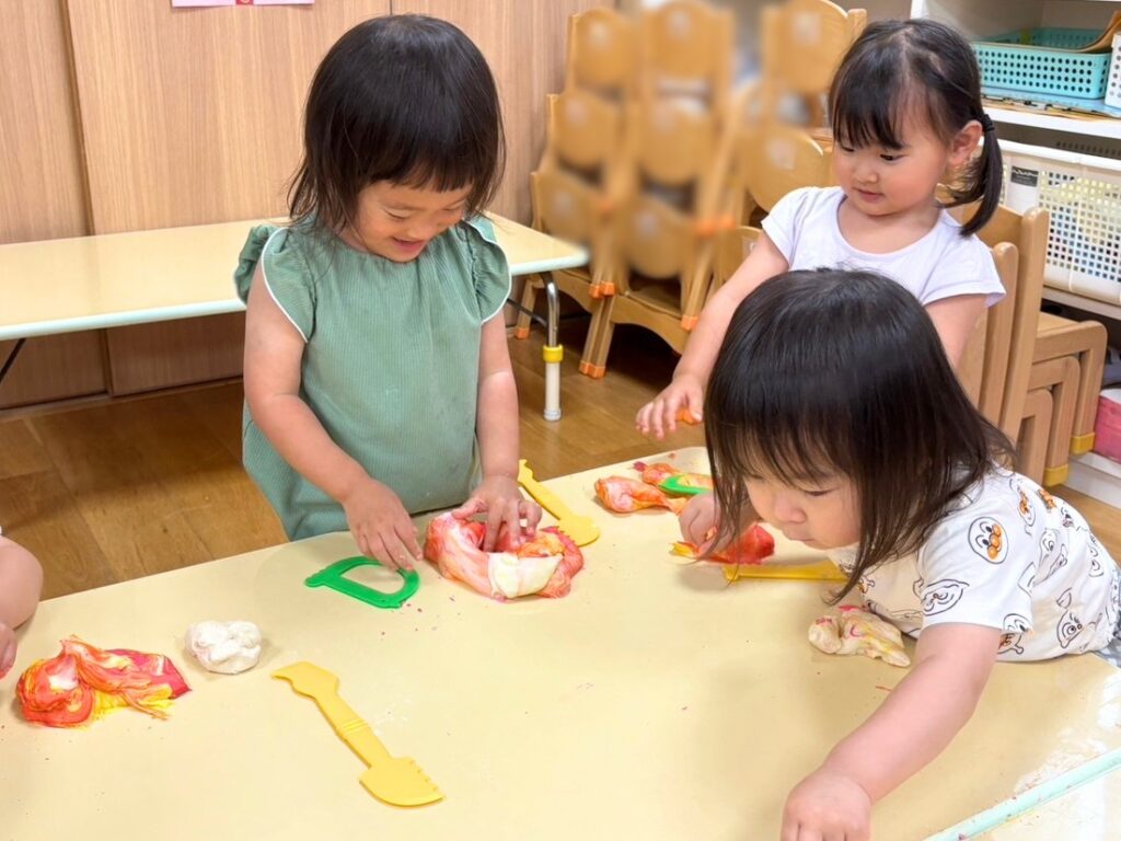 保育園で小麦粉粘土遊び 大阪 くじら保育園 202606-3
