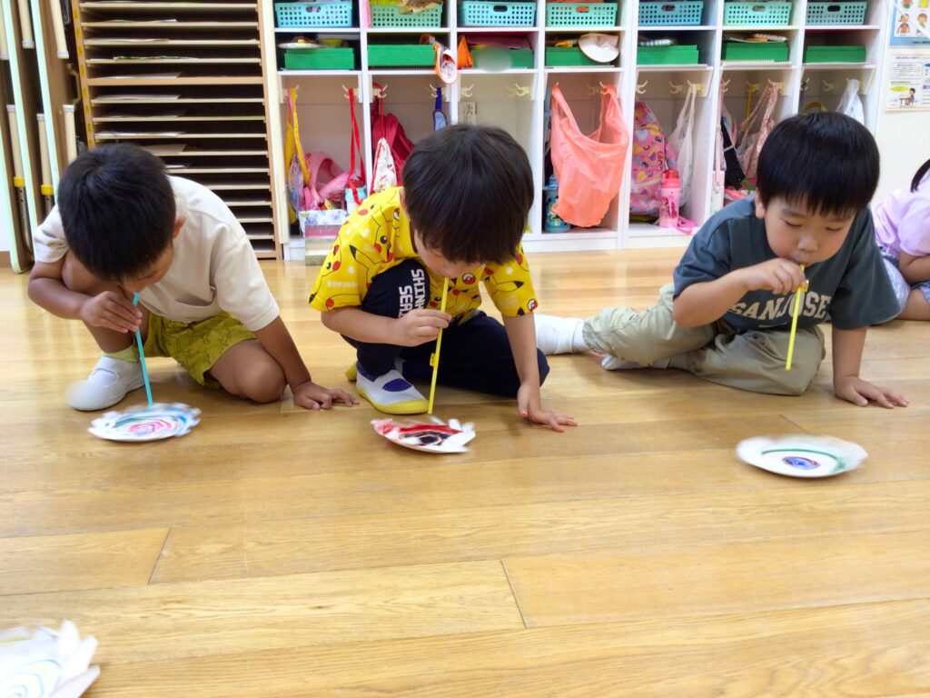 ストローで回すコマ作り　大阪　保育園　くじら保育園　202606-2