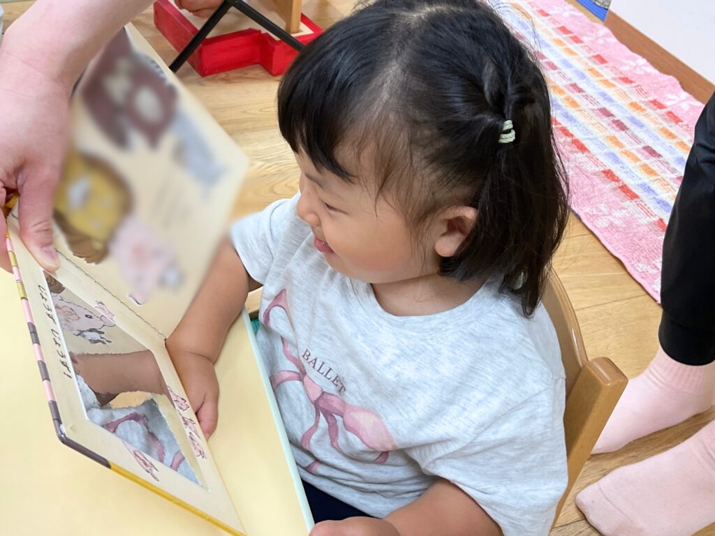 保育園で人気の絵本「へんなかお」 大阪 くじら保育園 202606-3