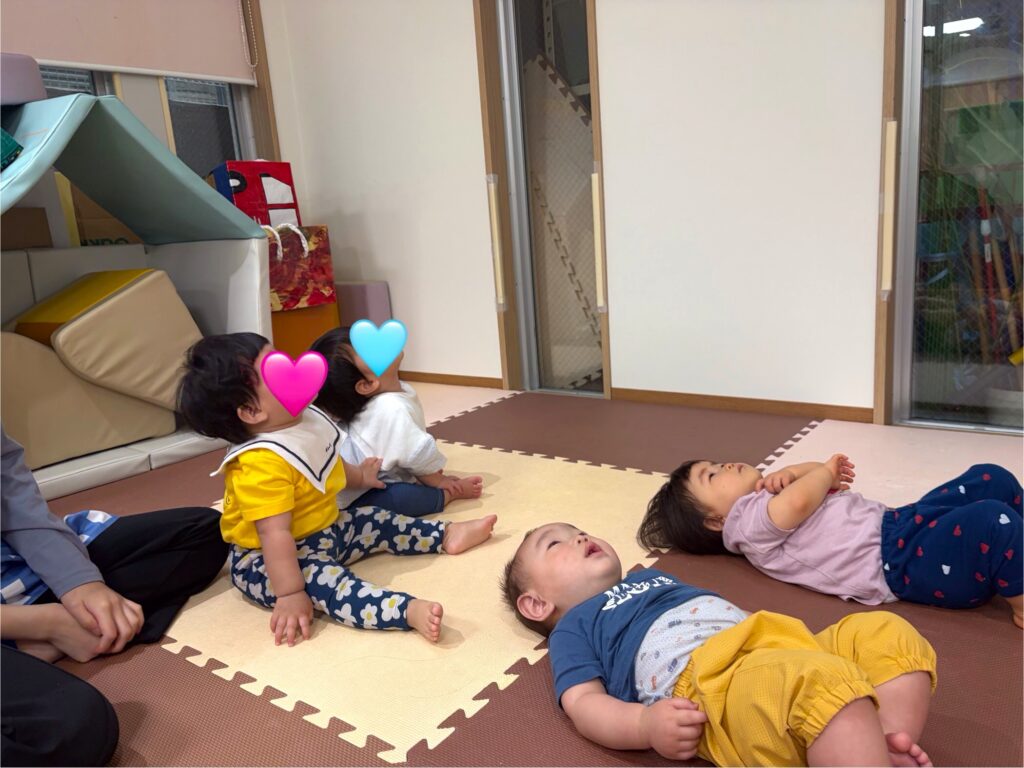 保育園の日常　0歳児　ずり這い　大阪　くじら保育園　202606-1