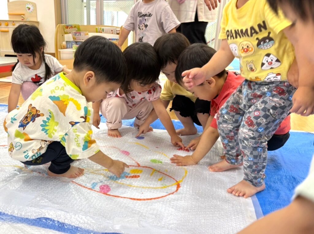 保育園で梱包材を使った感触遊び 大阪 くじら保育園 202606-4