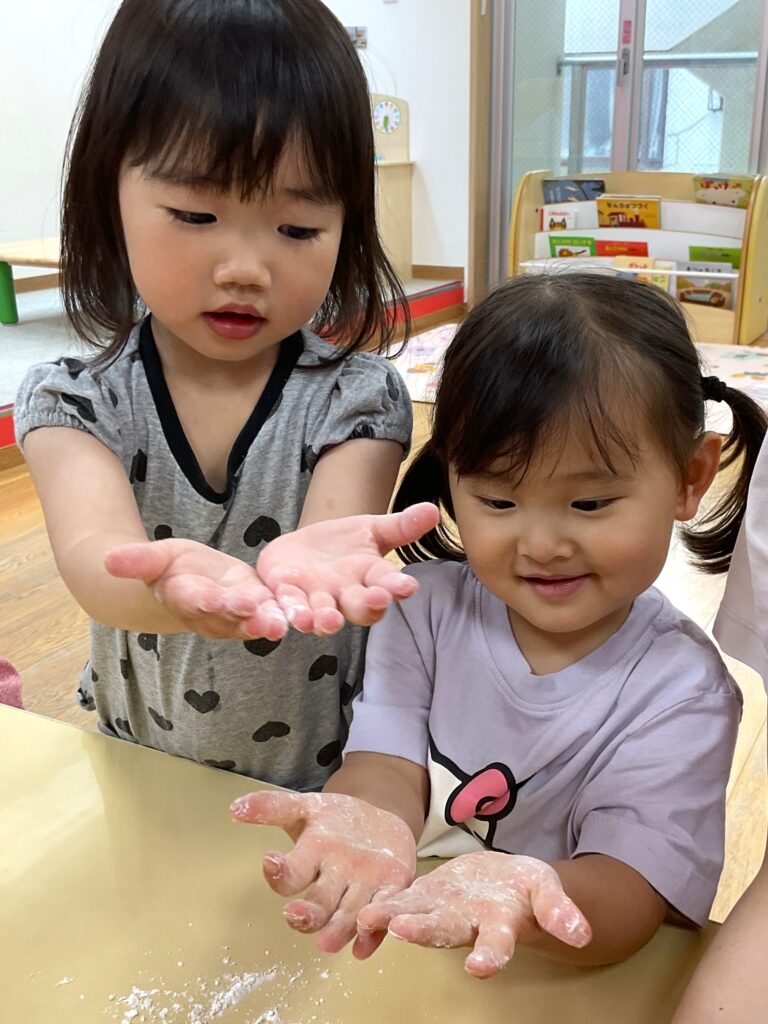 保育園で小麦粉粘土遊び 大阪 くじら保育園 202606-1