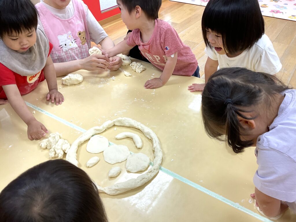 保育園で小麦粉粘土遊び 大阪 くじら保育園 202606-2