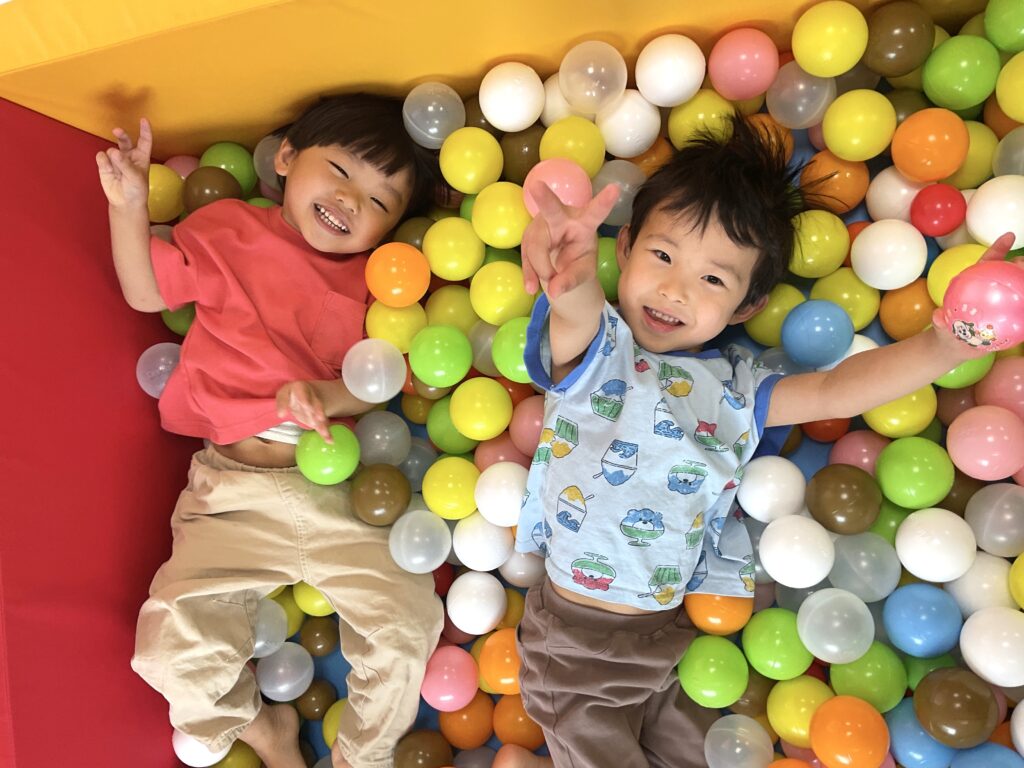 保育園の遊戯室でボールプール　大阪　くじら保育園　202606-1