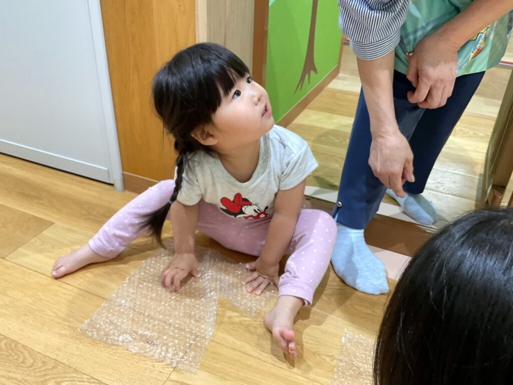 保育園で梱包材を使った感触遊び 大阪 くじら保育園 202606-1