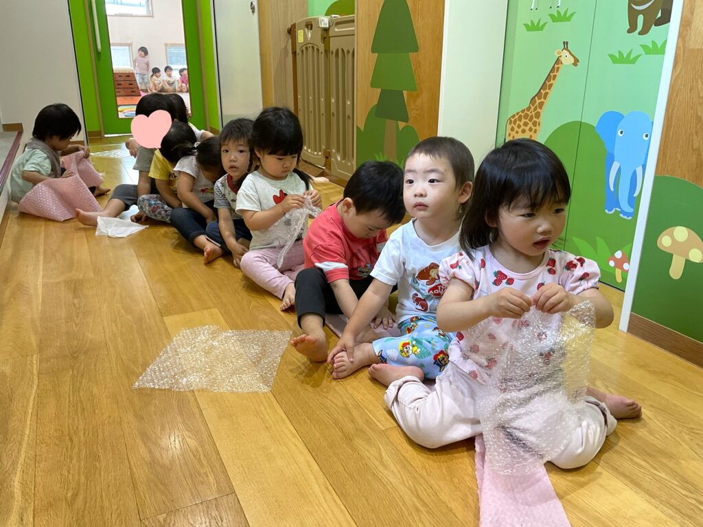 保育園で梱包材を使った感触遊び 大阪 くじら保育園 202606-2