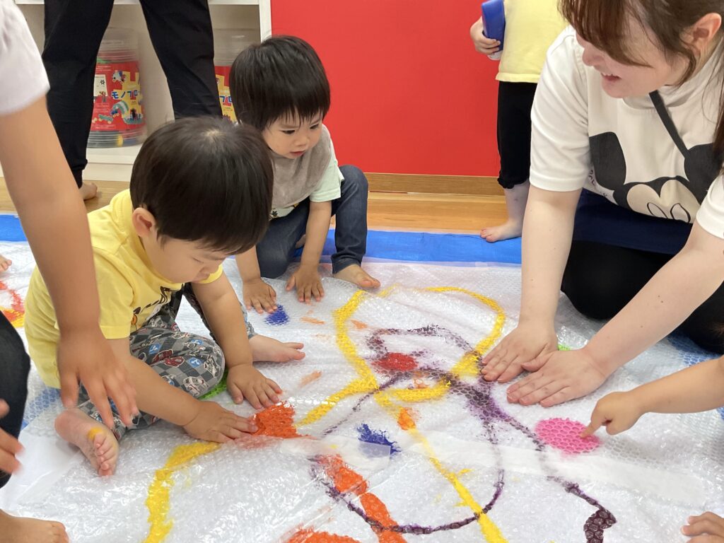 保育園で梱包材を使った感触遊び 大阪 くじら保育園 202606-3