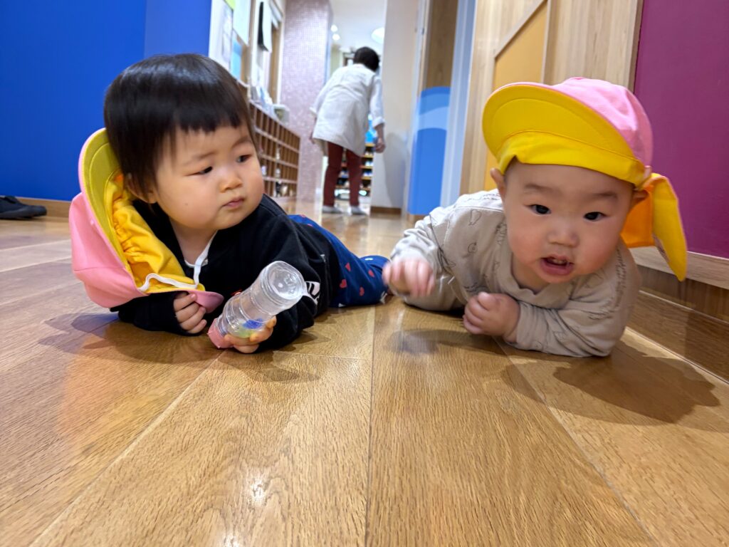 保育園の日常　0歳児　ずり這い　大阪　くじら保育園　202606-3