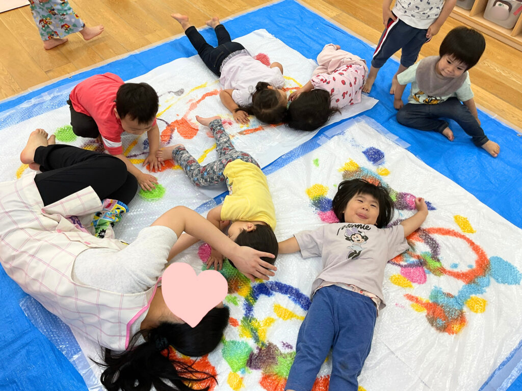 保育園で梱包材を使った感触遊び 大阪 くじら保育園 202606-5