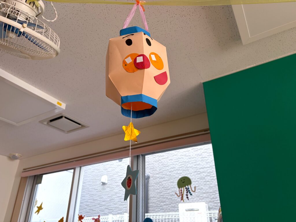 保育園夏祭りのちょうちん　０歳児製作　大阪　くじら保育園　202607-3