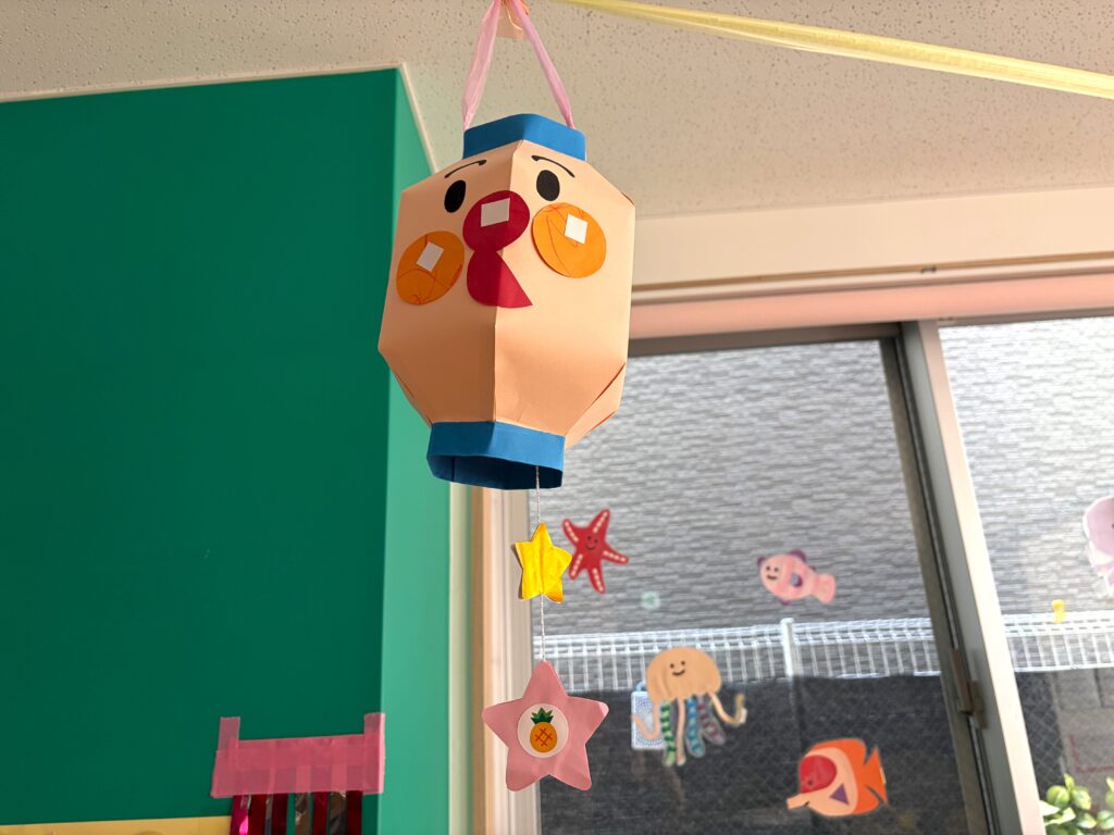 保育園夏祭りのちょうちん　０歳児製作　大阪　くじら保育園　202607-1
