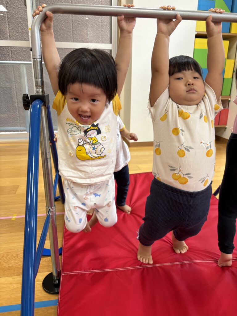 保育園でぶら下がり遊び　鉄棒　大阪　くじら保育園　202607-2