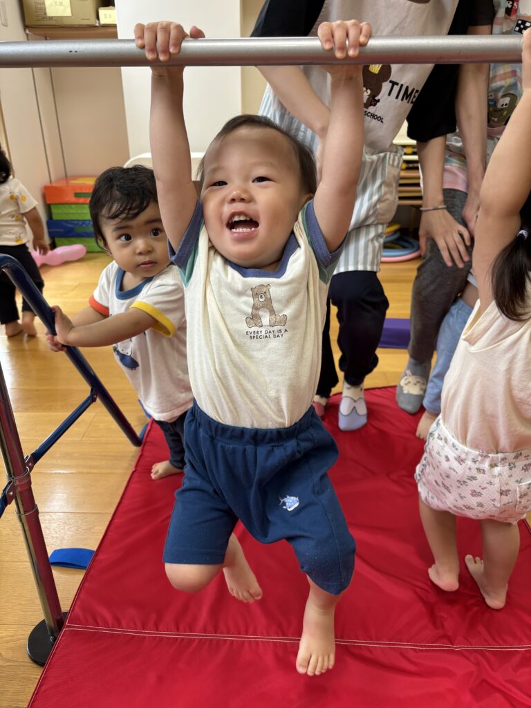 保育園でぶら下がり遊び　鉄棒　大阪　くじら保育園　202607-1