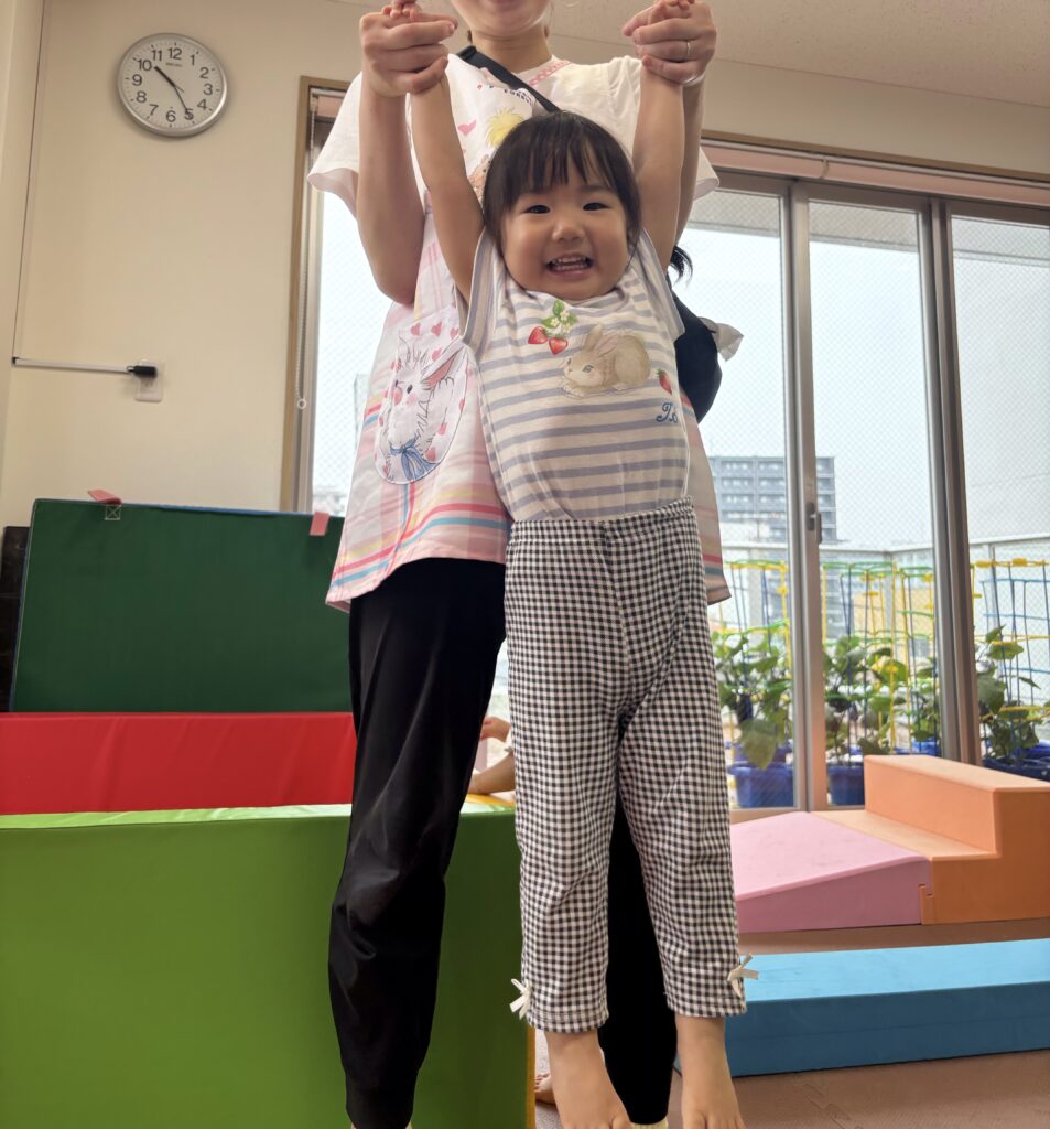 保育園でぶら下がり遊び　鉄棒　大阪　くじら保育園　202607-3