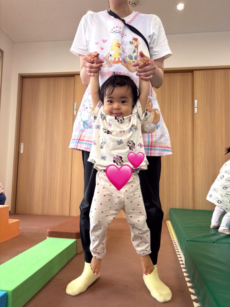 保育園でぶら下がり遊び　鉄棒　大阪　くじら保育園　202607-4