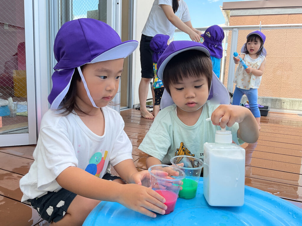 保育園で色水遊び　大阪　くじら保育園　202608-1