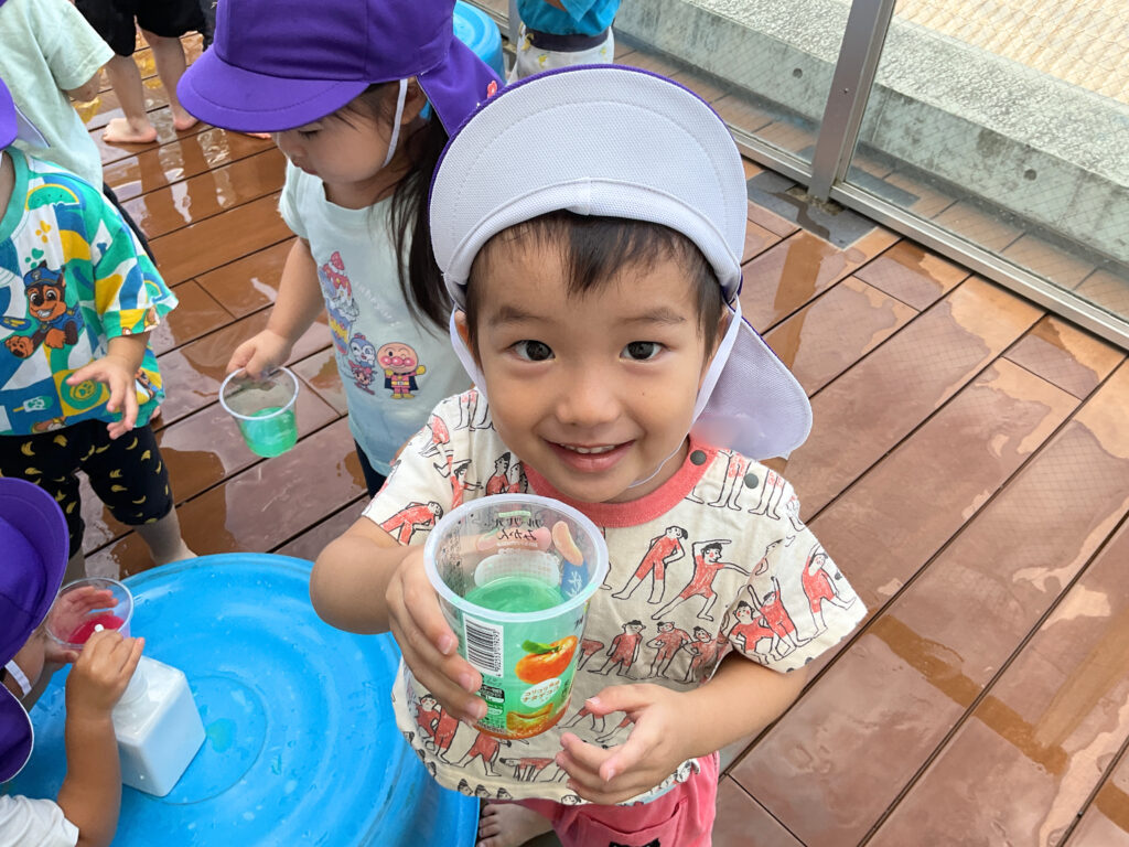 保育園で色水遊び　大阪　くじら保育園　202608-2