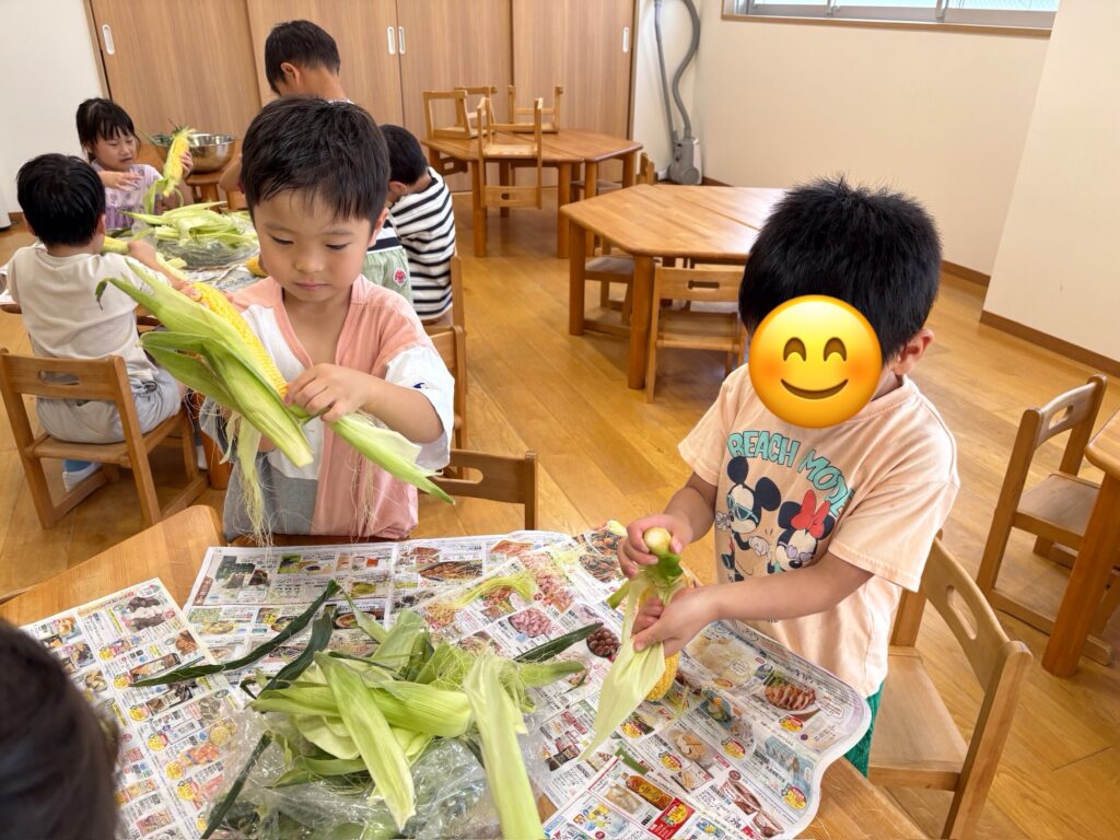 保育園でとうもろこしの皮剥き 食育 大阪 くじら保育園 202608-2
