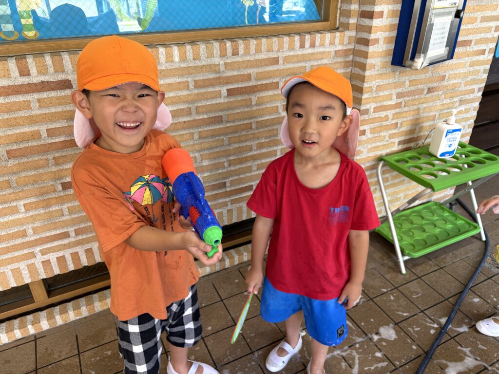 保育園で色水遊び 大阪 くじら保育園 202608-1