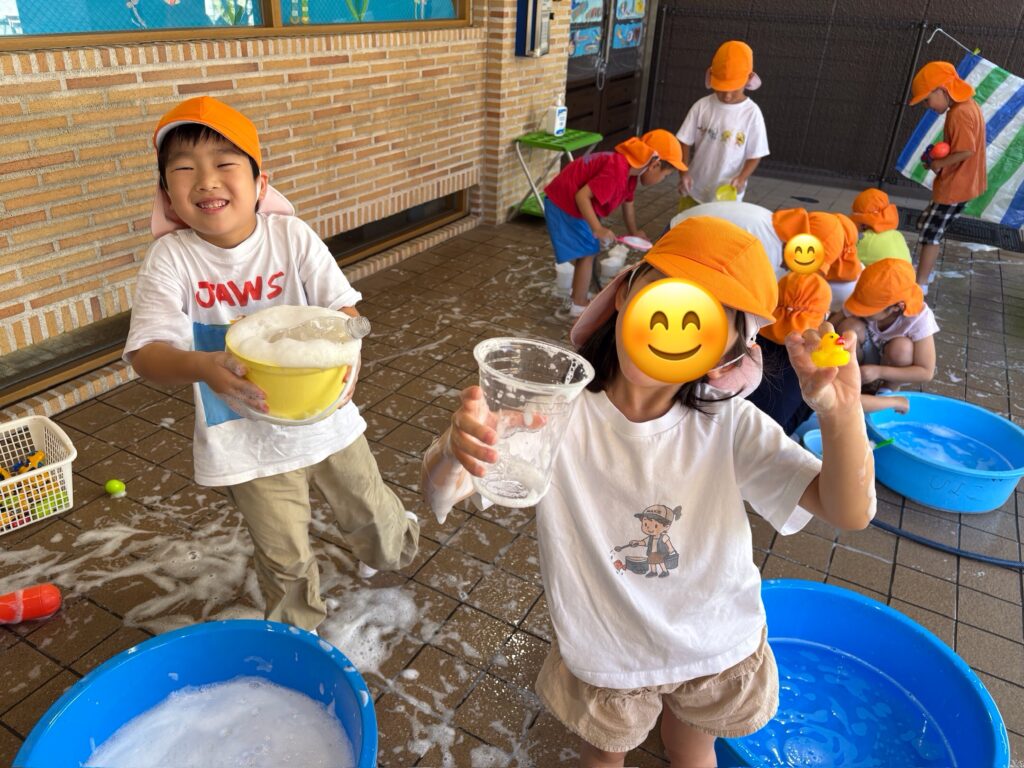 保育園で色水遊び 大阪 くじら保育園 202608-3