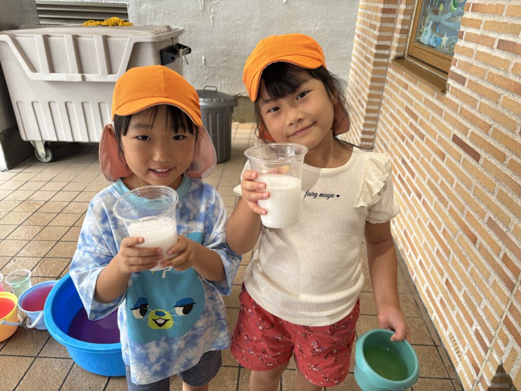 保育園で色水遊び 大阪 くじら保育園 202608-2