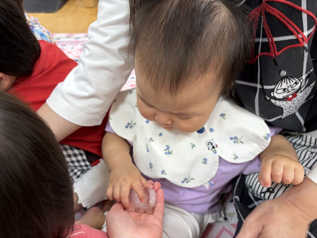保育園で氷遊び　大阪　くじら保育園　202608-3