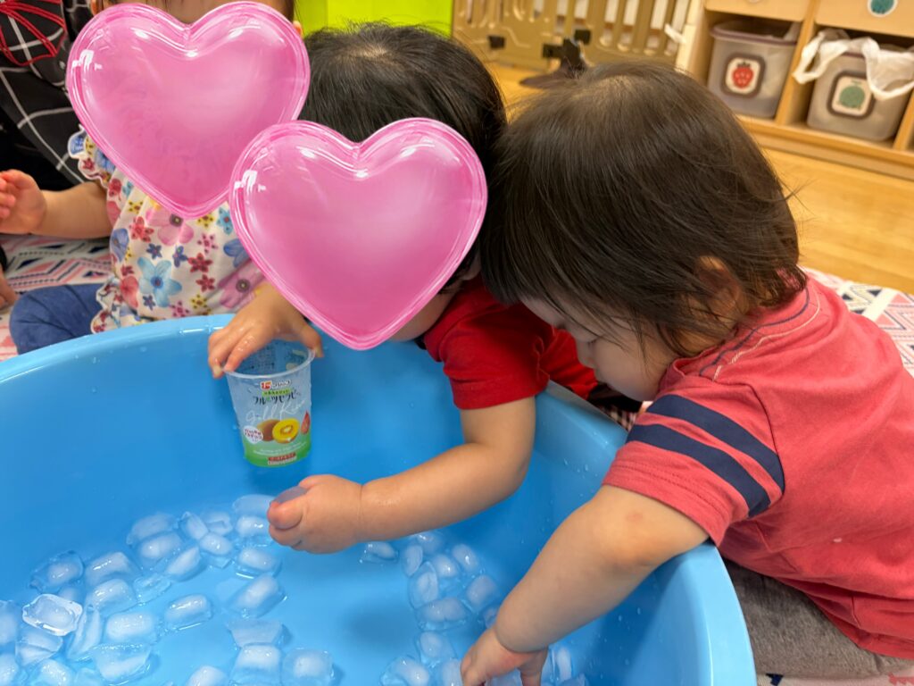 保育園で氷遊び　大阪　くじら保育園　202608-2