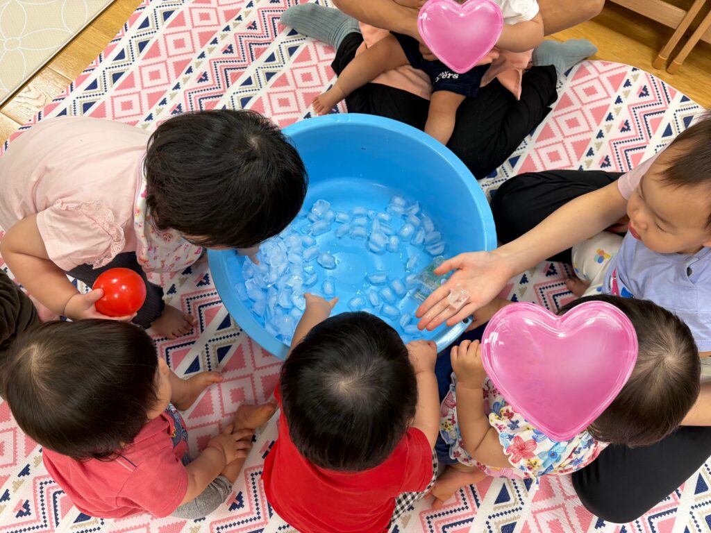 保育園で氷遊び　大阪　くじら保育園　202608-1