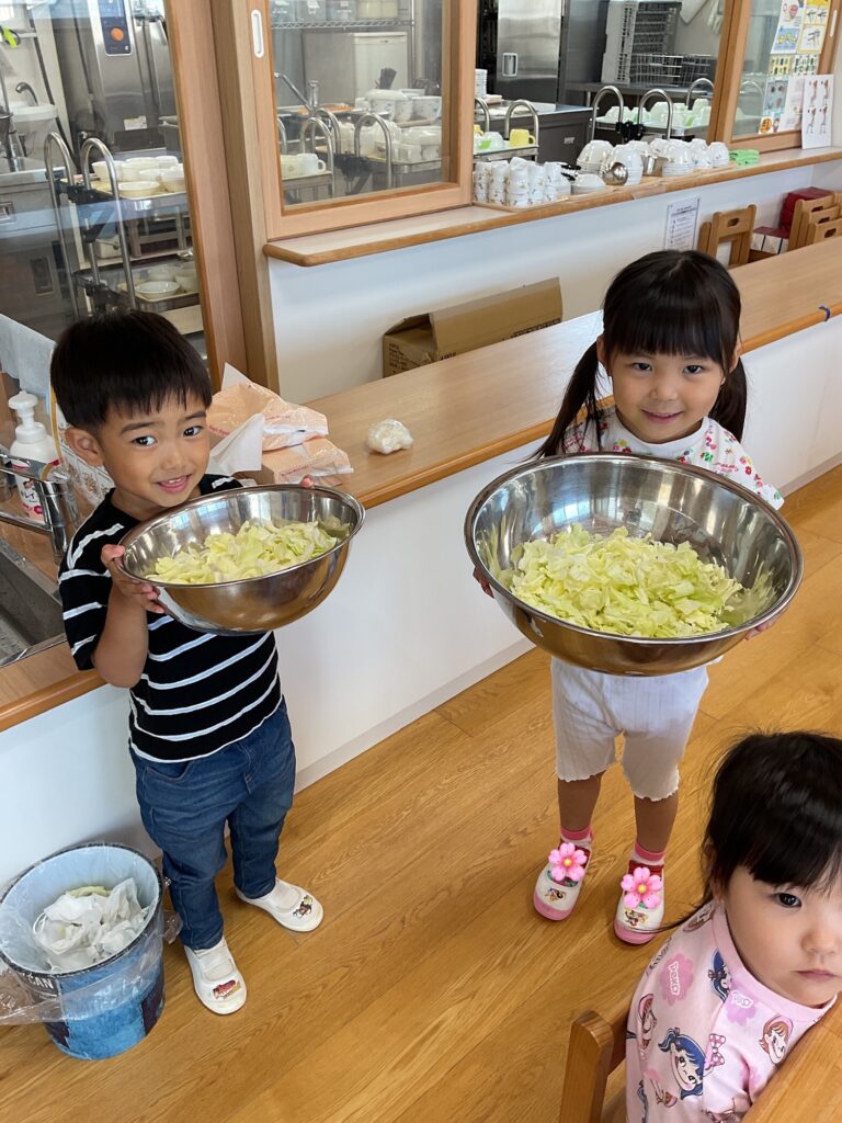 保育園給食のお手伝いで食育体験 大阪 くじら保育園 202608-3