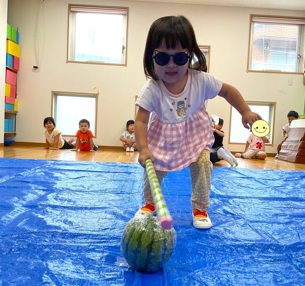 夏の恒例行事 保育園ですいか割り 大坂 くじら保育園 202608-3
