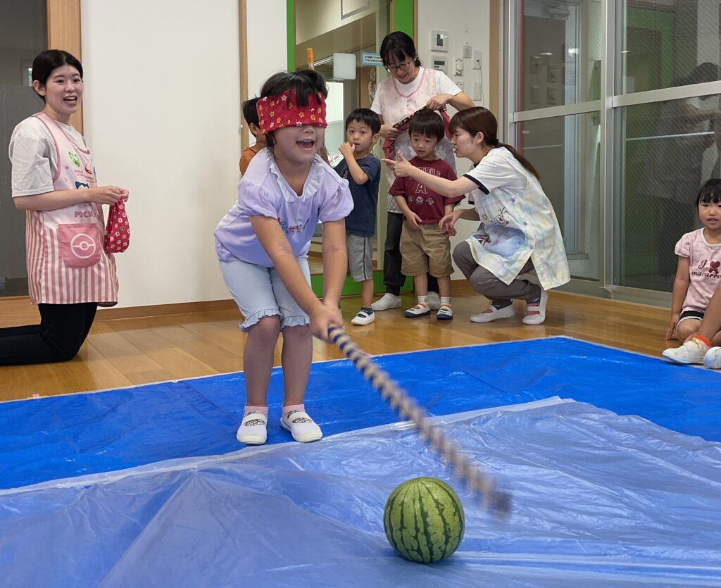 夏の恒例行事 保育園ですいか割り 大坂 くじら保育園 202608-5